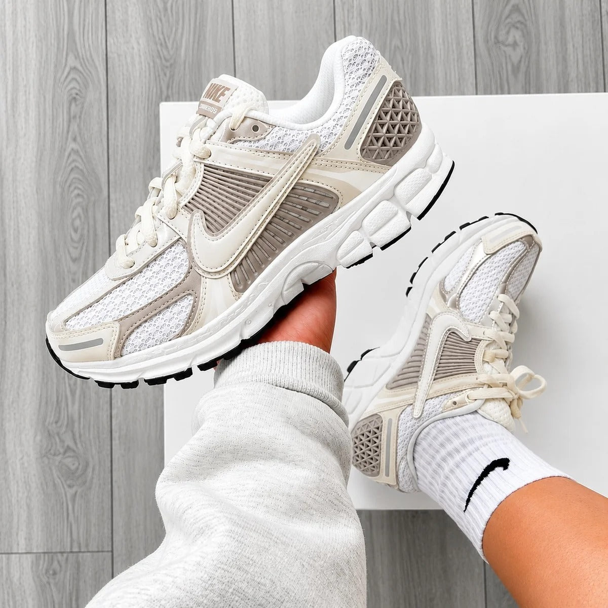 TENIS VOMERO 5 GRIS